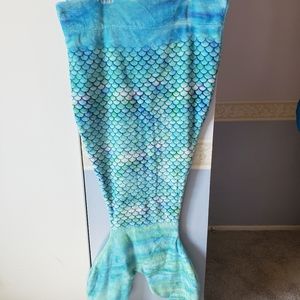 Comfy Tails Mermaid Blanket